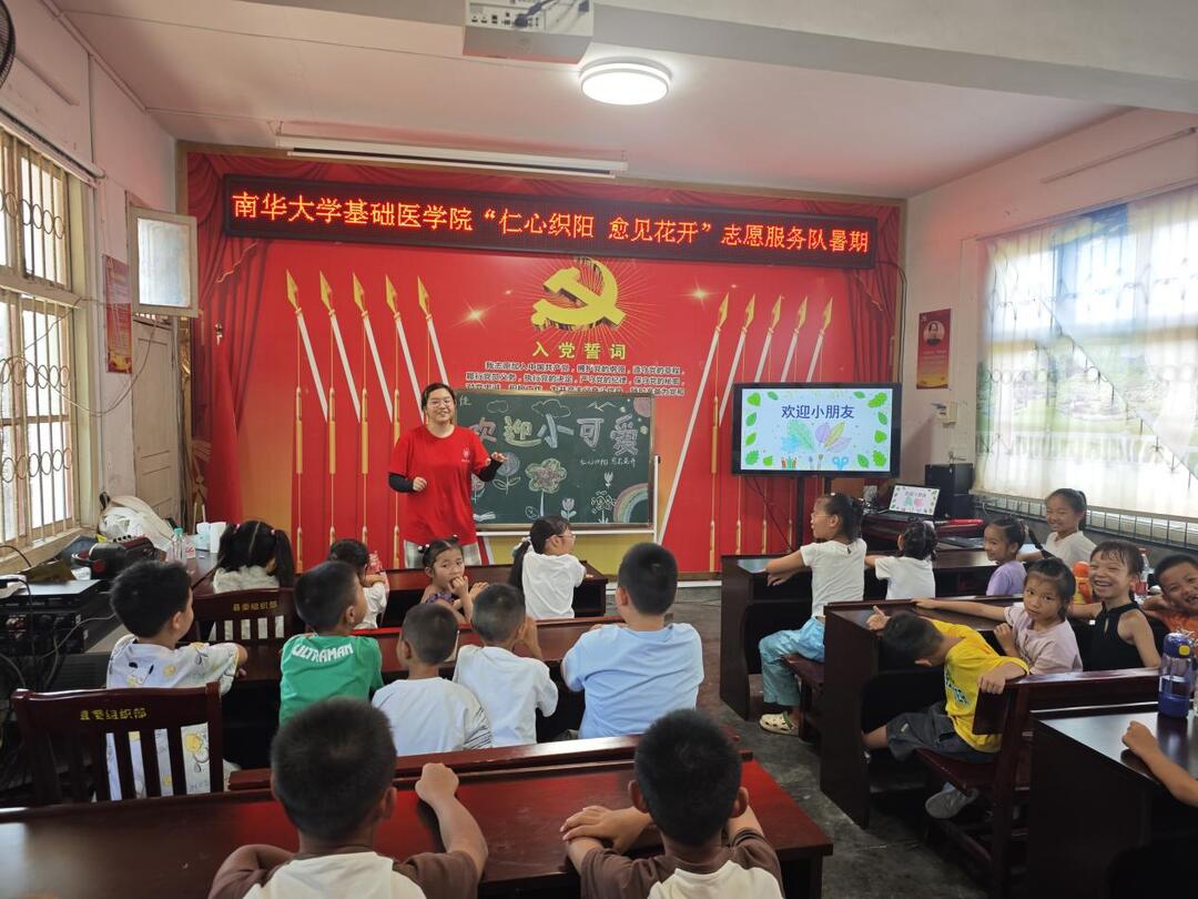 外教助阵！大学生联合实践队在桃花溪村开展“灯塔引航”暑期三下乡活动