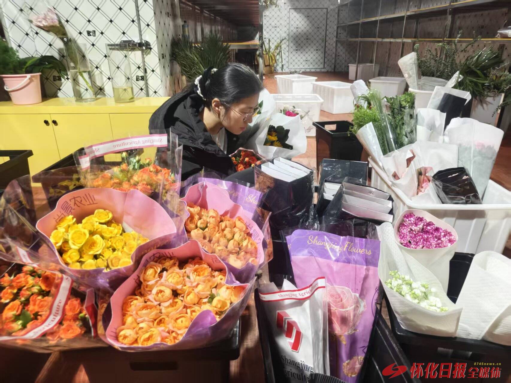 经济微观察丨鲜花坐上“快车”来 ——怀化国际陆港开通常态化冷链班列观察
