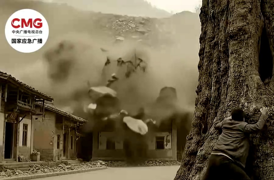外出旅游遭遇山体滑坡，游客如何避险？汛期安全指南赶快查收