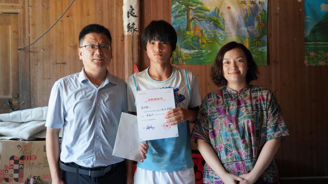 校地联动慈善助学  护航困境学子圆梦