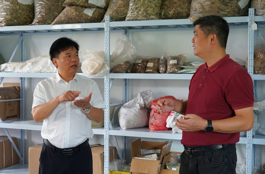 杨学锋深入芷江镇调研