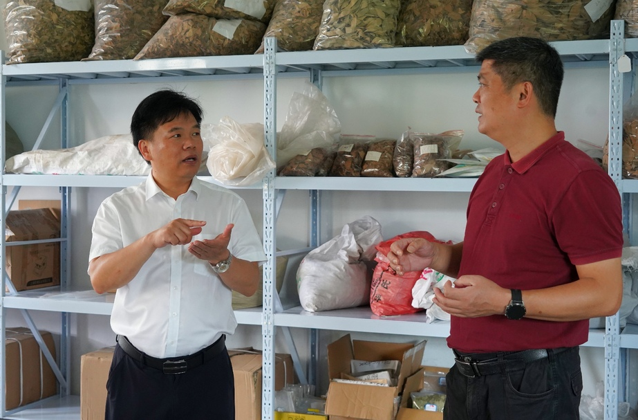 杨学锋深入芷江镇调研