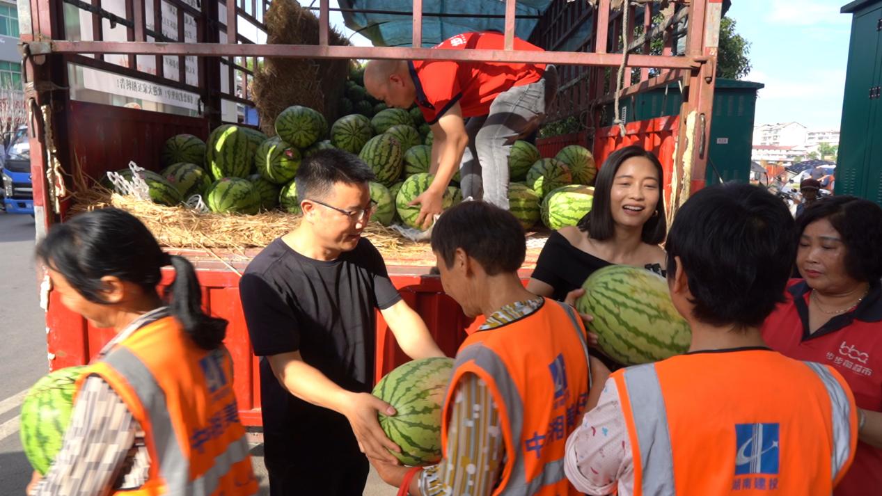 夏日送清凉 芷江爱心企业为全县316名环卫工人赠送硒砂瓜