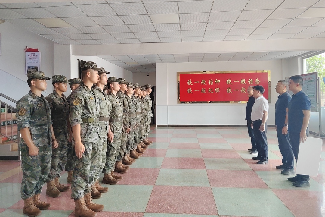 杨学锋开展“八一”走访慰问