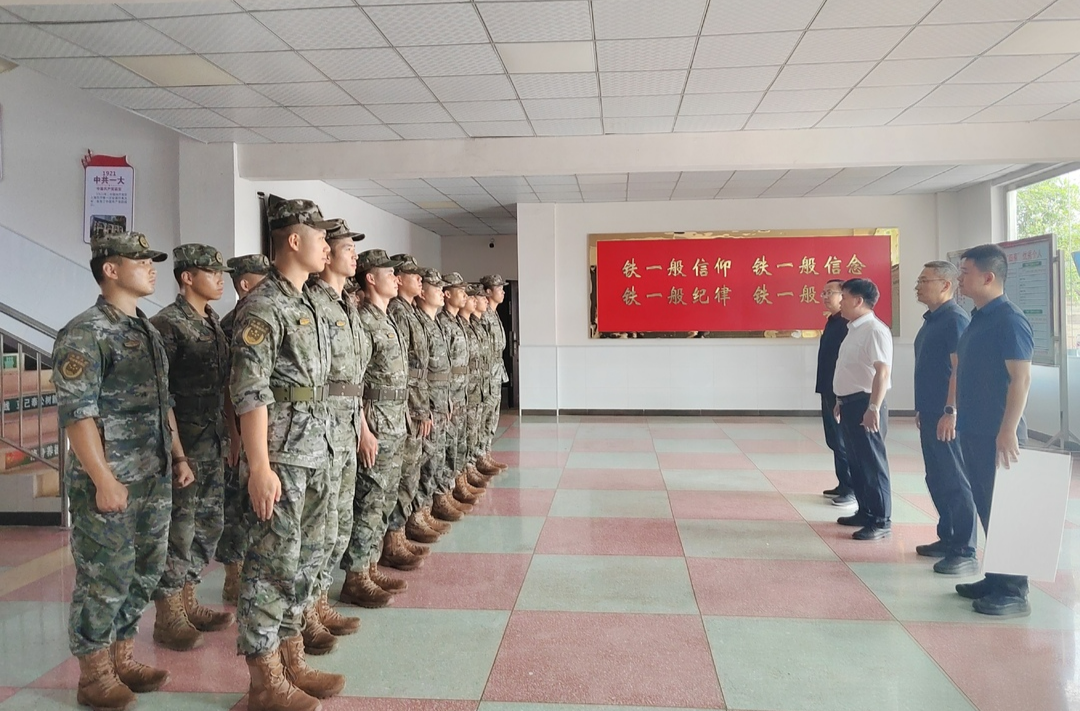 杨学锋开展“八一”走访慰问