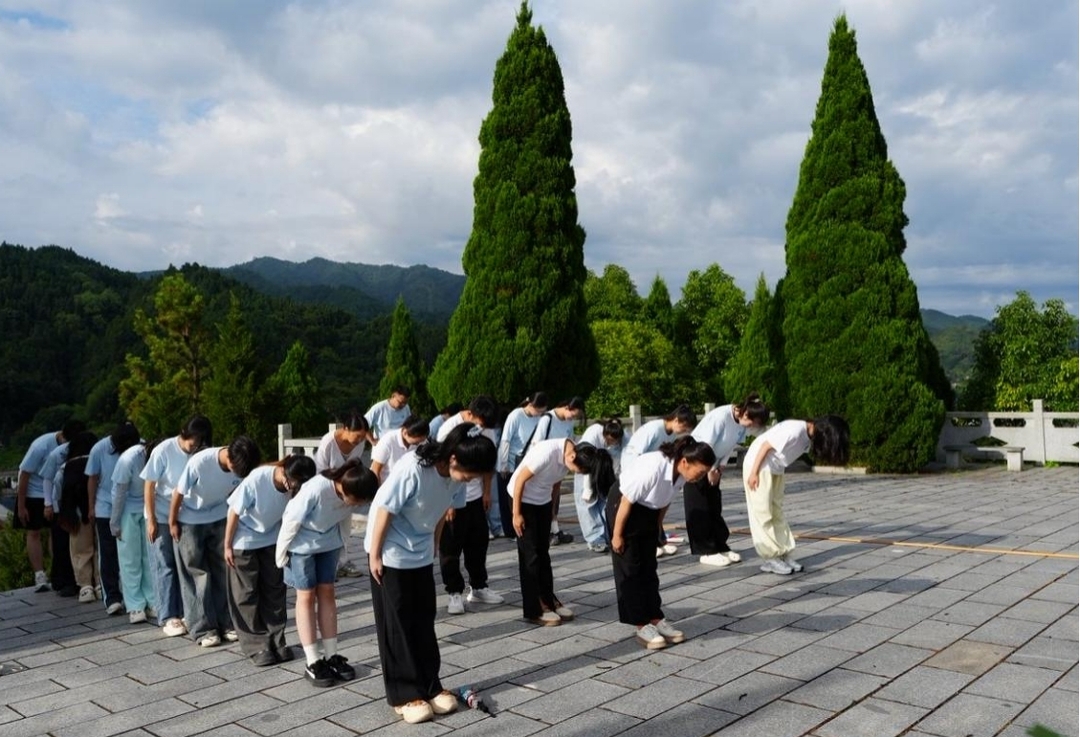 踏红色沃土悟初心 访百岁老兵承风骨