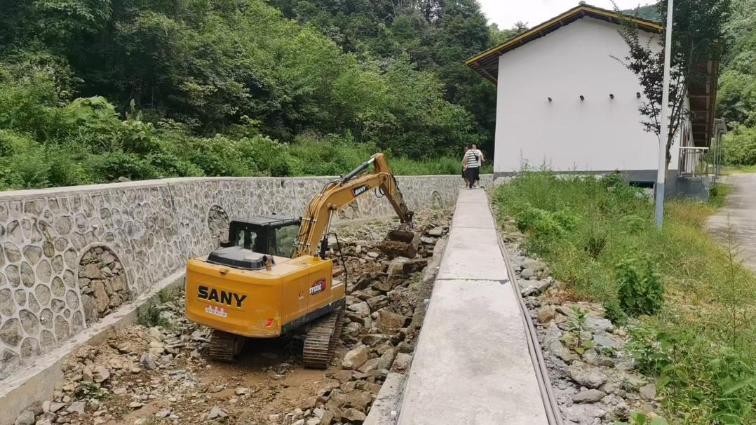 三道坑镇：金厂坪村清淤忙，堤防加固护安康