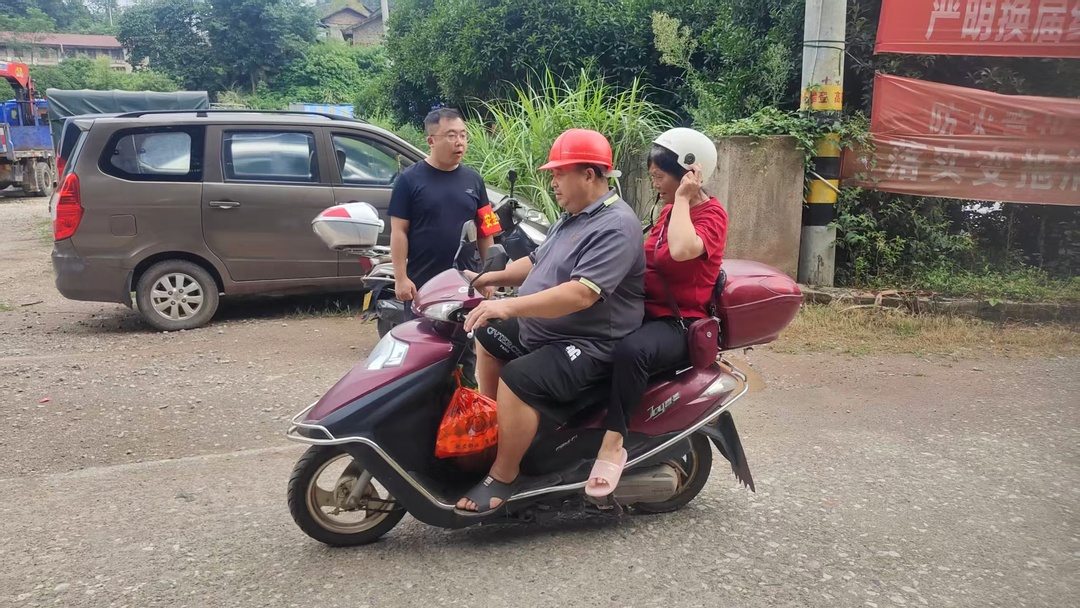 罗卜田乡：刚柔并济护出行 暖心执勤守集市