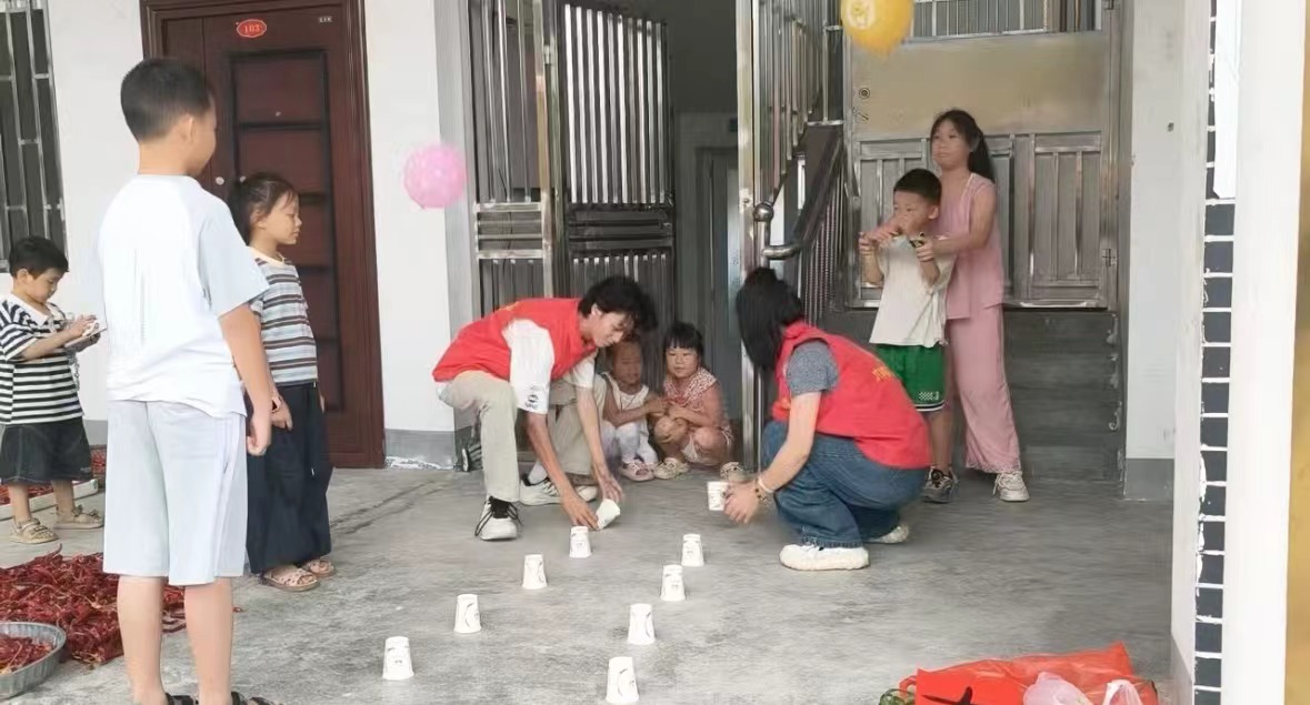 洞下场乡洞下场村党群服务中心开展  暑期青少年关爱活动