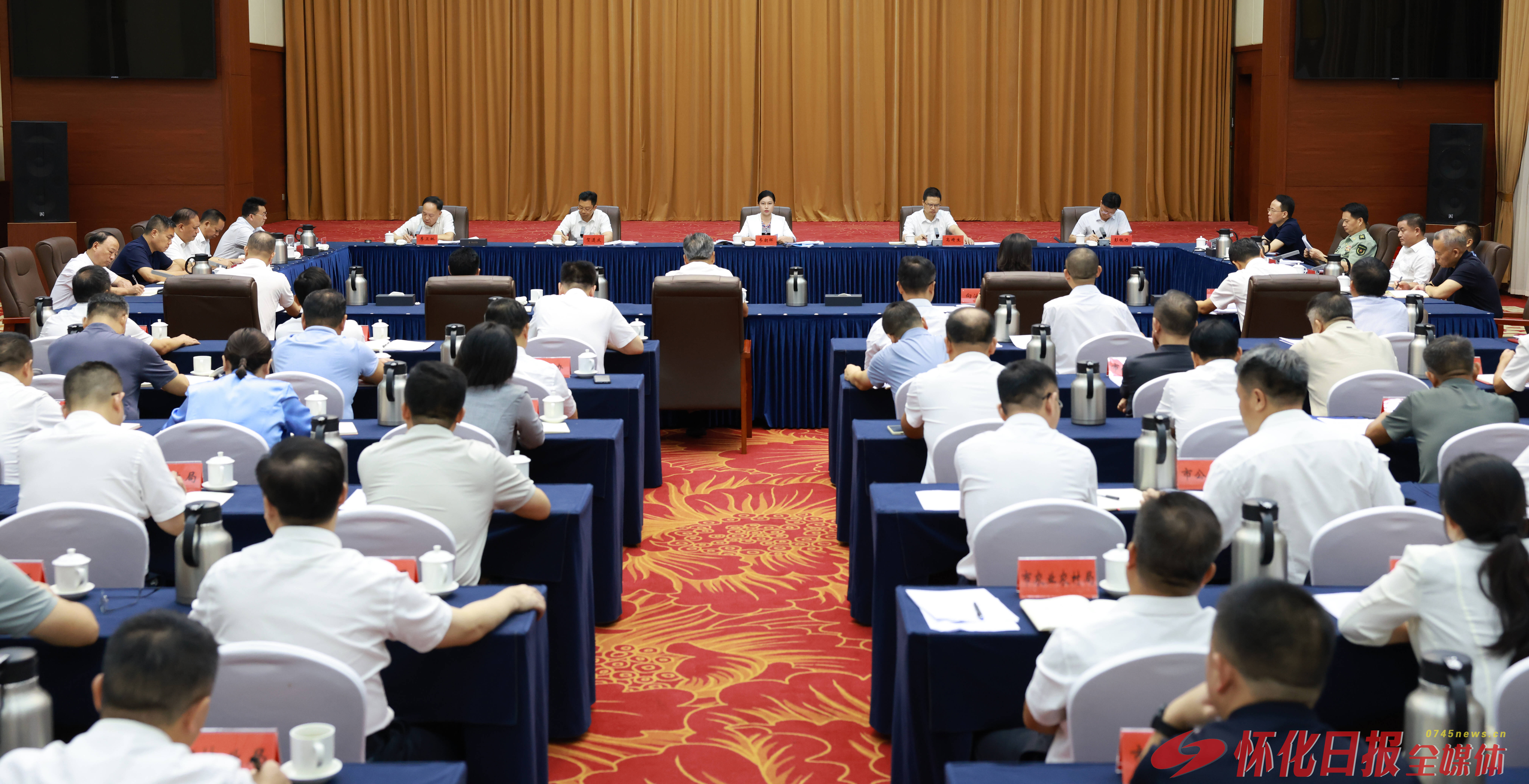 韦朝晖主持市委理论学习中心组集体学习