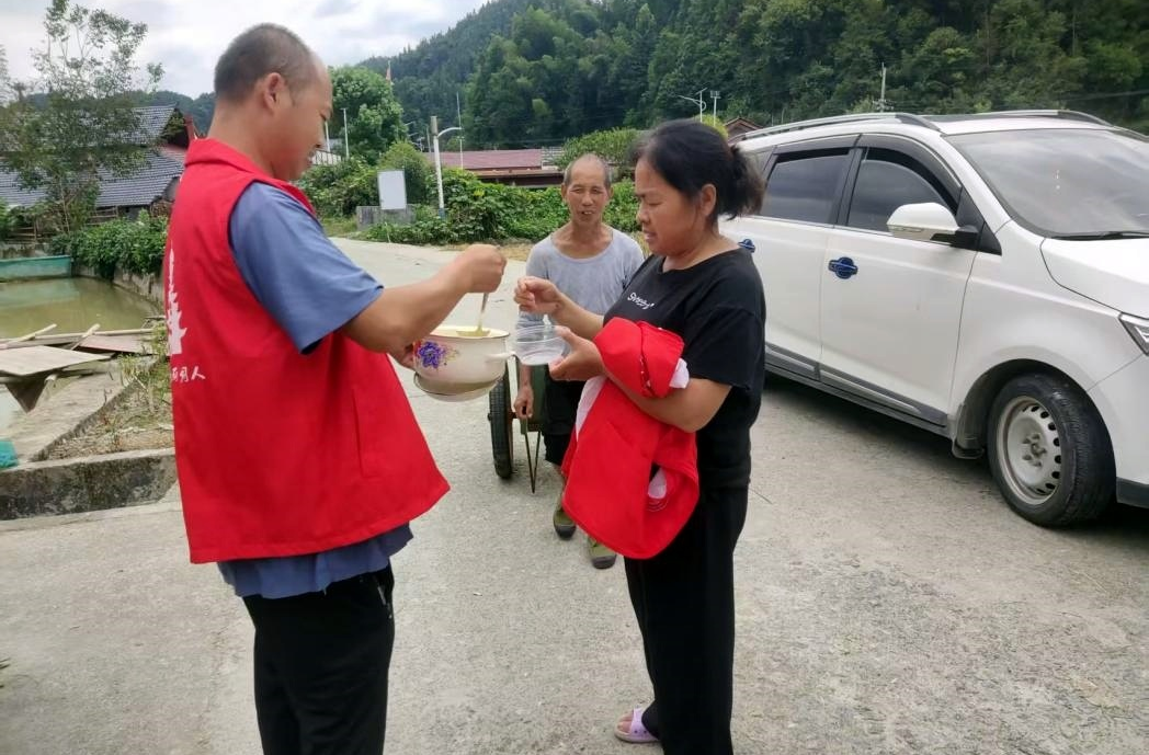 秋收送清凉 关怀到田间 驻村暖心服务护航粮食生产