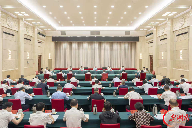 沈晓明主持十二届省委理论学习中心组第七十次集体学习