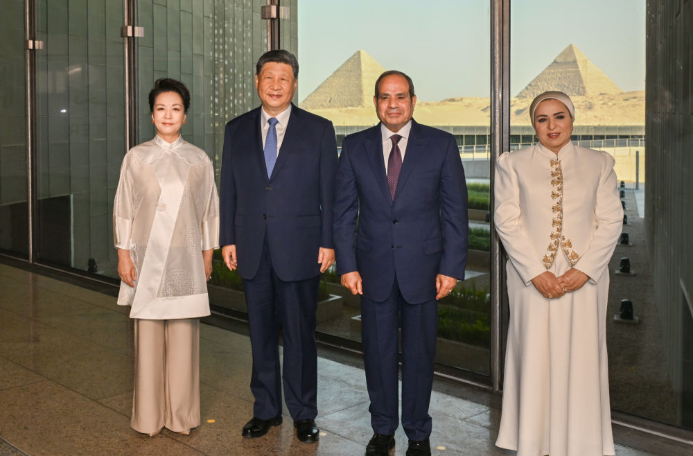 习近平和彭丽媛同埃及总统塞西夫妇共同参观大埃及博物馆