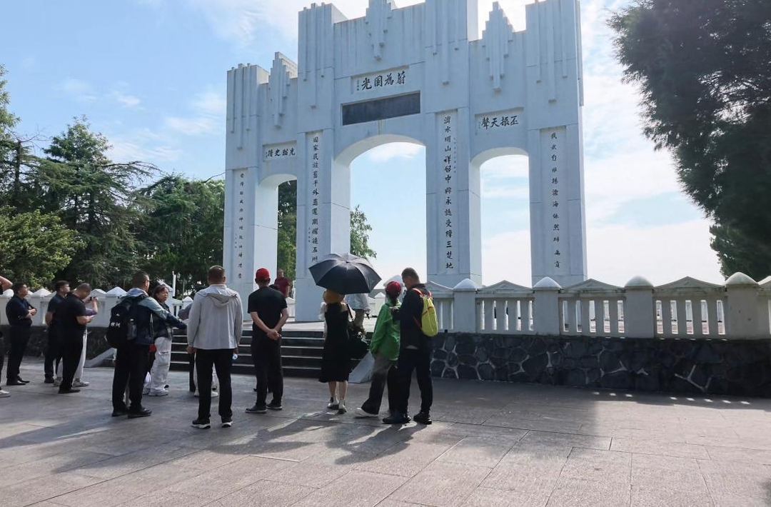 “湘超”联赛株洲队员及足协球迷走进中国人民抗日战争胜利受降纪念馆