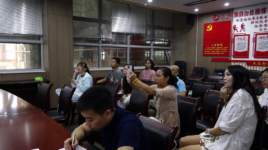 芷江融媒体中心开展“心系职工健康 工会在行动”健康专题培训
