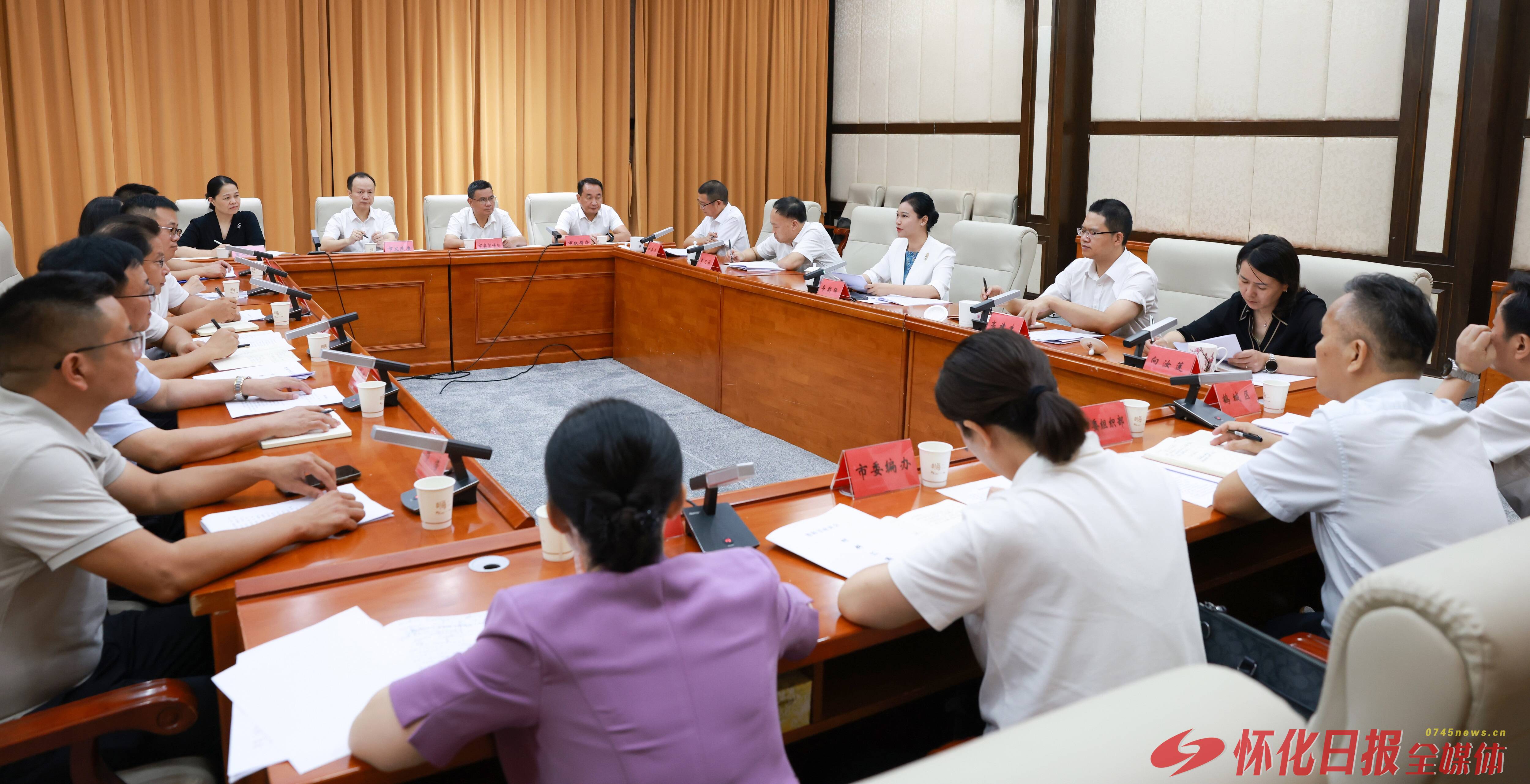 韦朝晖主持召开教师节座谈会