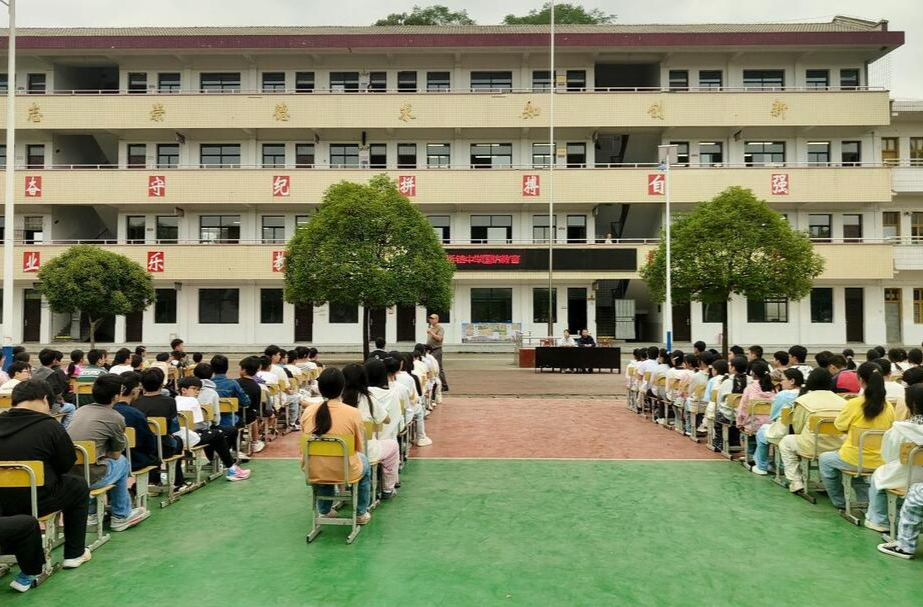 土桥镇中学开展秋季开学第一课主题教育活动