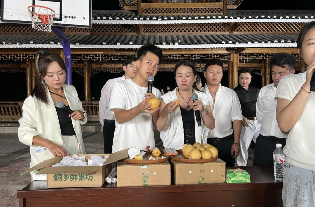 新店坪镇：梨满枝头销路广 多元赋能助振兴
