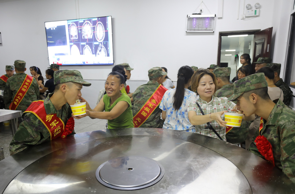 温情饺子送新兵 殷殷嘱托踏征程