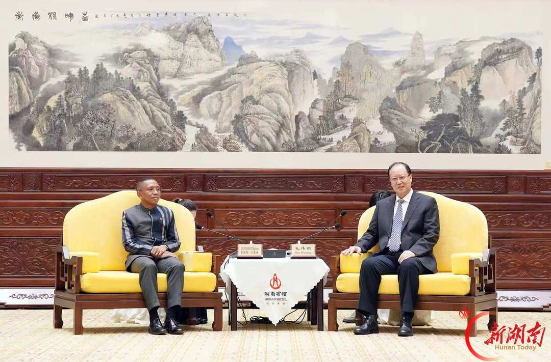 毛伟明会见马达加斯加总理