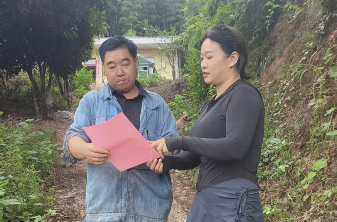 公坪镇：干部下沉一线，扎实推进秸秆禁限烧与溶洞排查