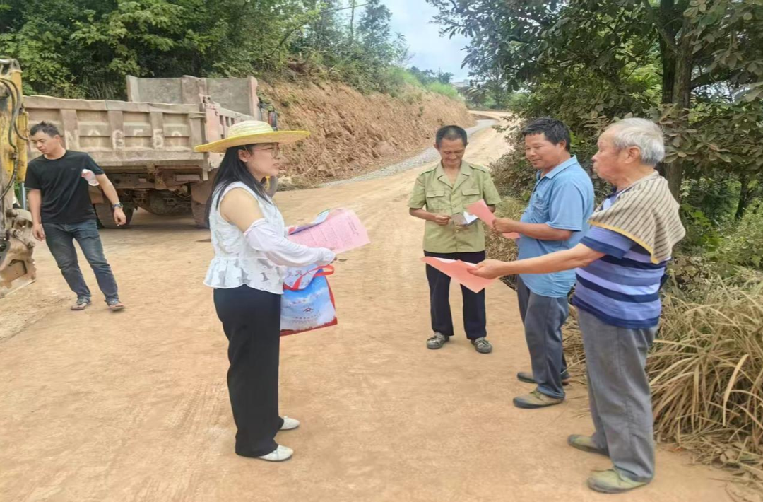 岩桥镇：守护田间“烟火关”     秸秆变肥助粮安