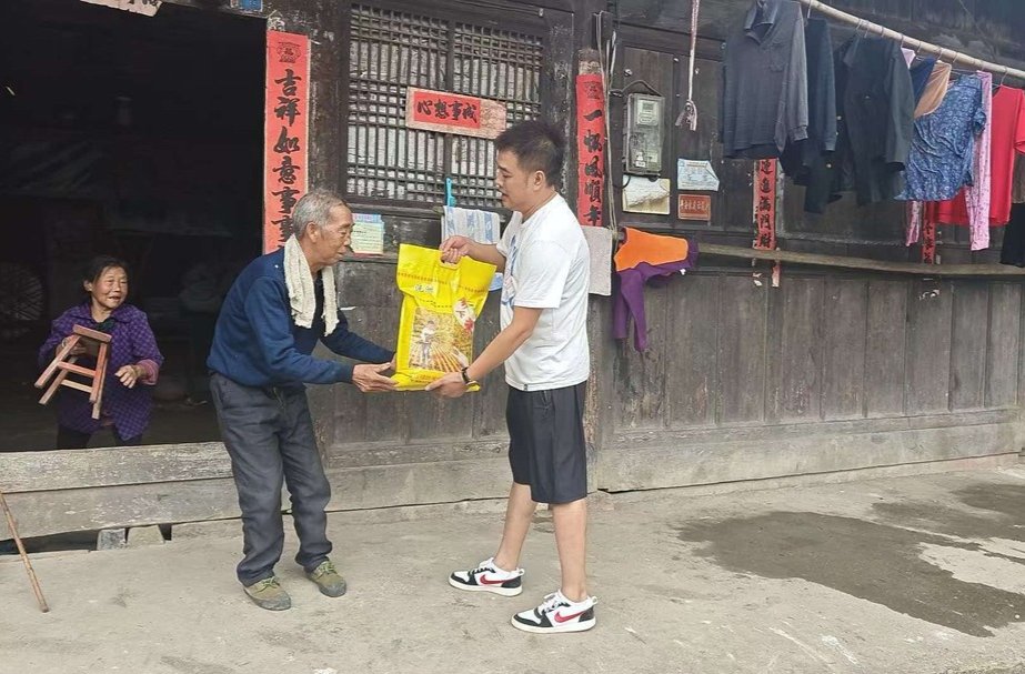 梨溪口乡戥溪村：情暖中秋送关怀 入户走访暖人心