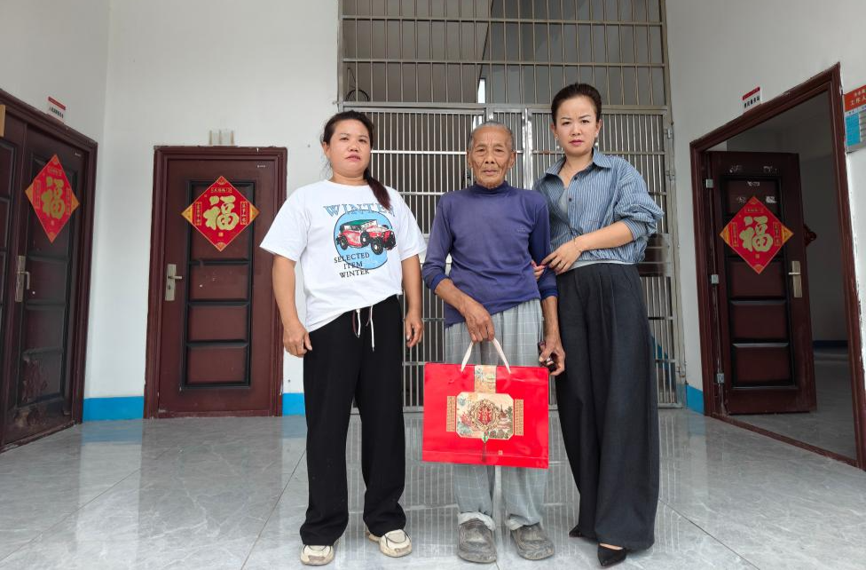 冷水溪乡三门坡村：浓浓中秋意 款款关怀情