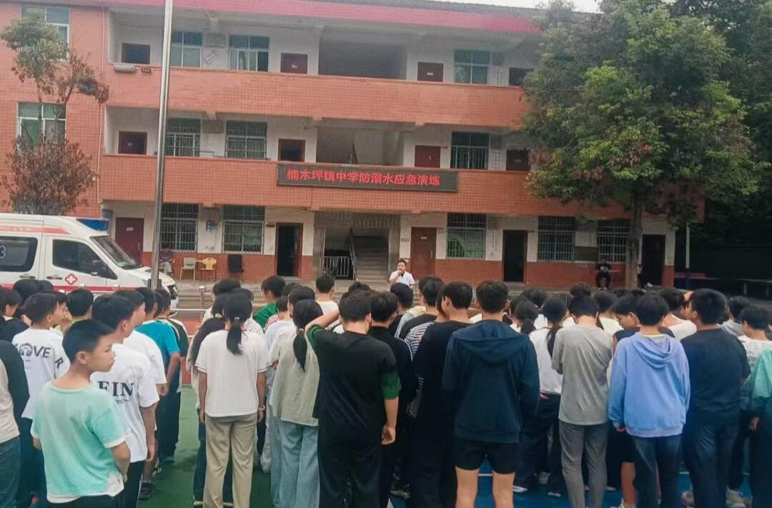 楠木坪镇中心卫生院助力辖区学校开展防溺水应急演练活动