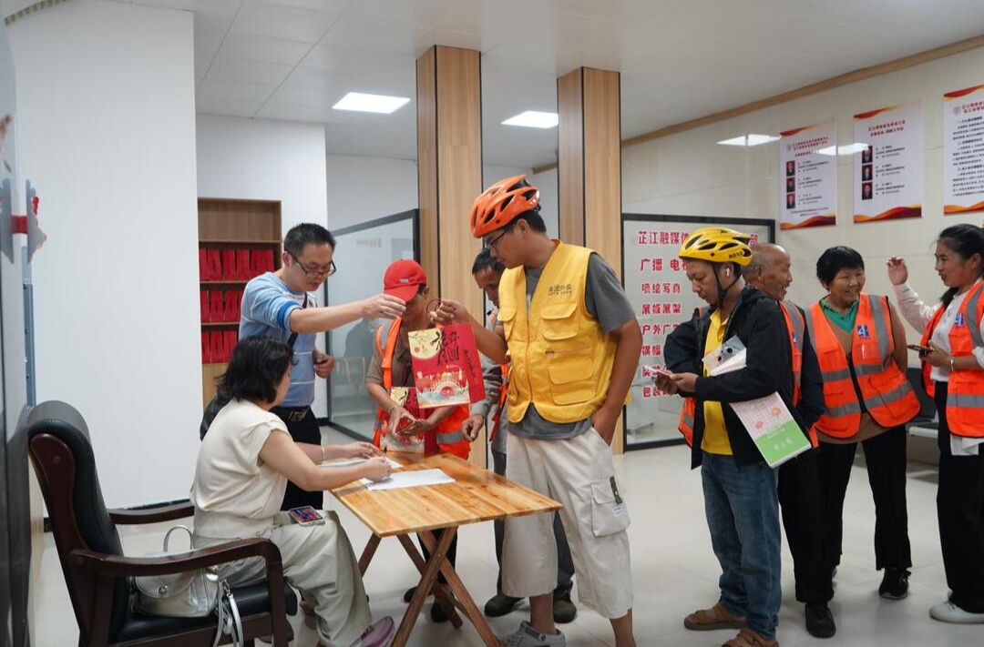 芷江总工会开展“情暖中秋·工会同行”慰问户外劳动者活动