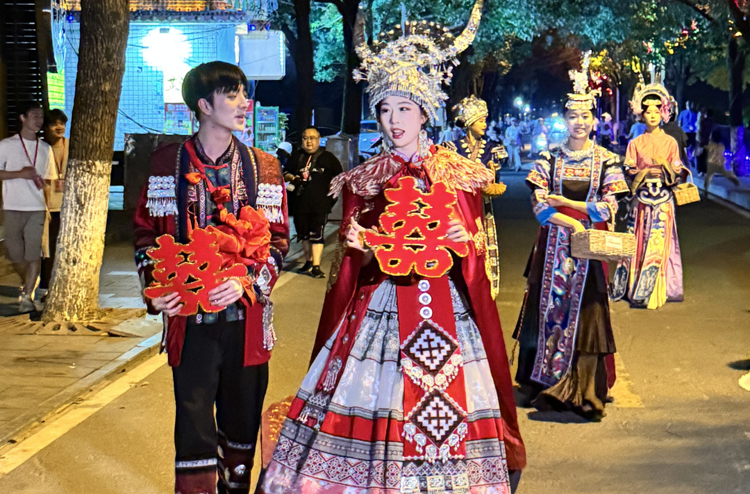 从鼓楼码头到风雨桥，一面侗锦“牵”热芷江夜