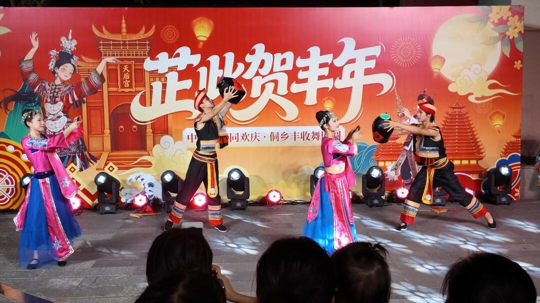 多民族共舞庆丰年 芷江斗舞表演点燃假期夜色