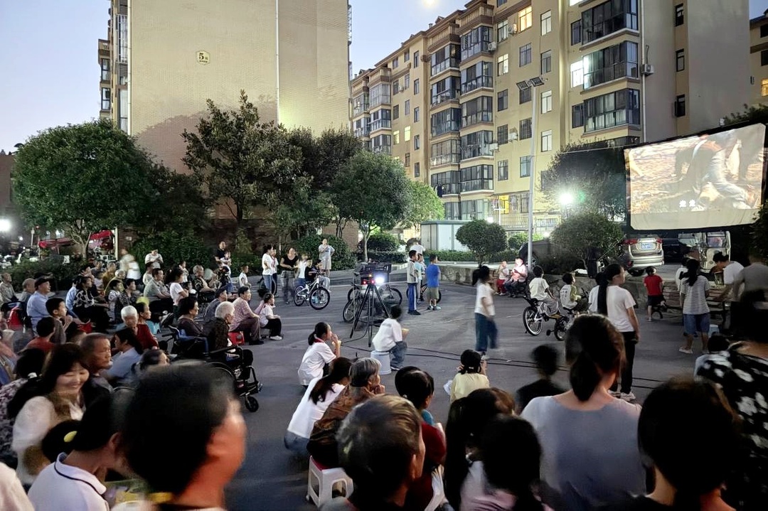 芷江镇黄甲街社区：家国同庆迎双节 光影凝心暖民心