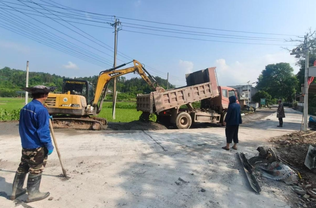 代表建言办实事 道路修缮暖民心 土桥镇两户村道路提质换新颜