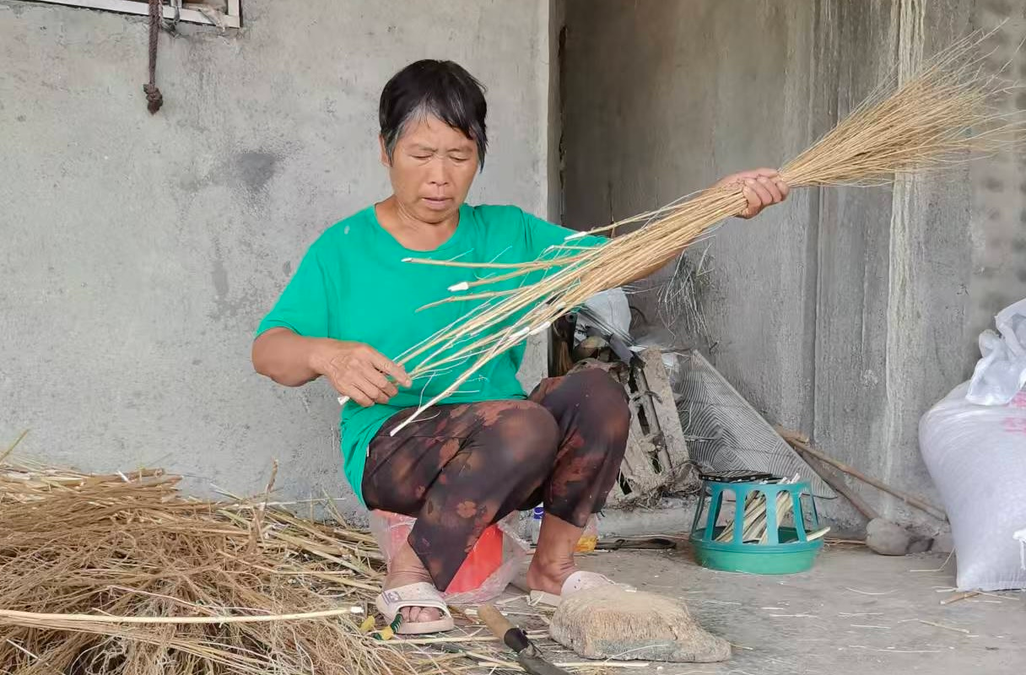 新店坪镇白杉村：指尖编织手工扫帚 铺就群众增收之路