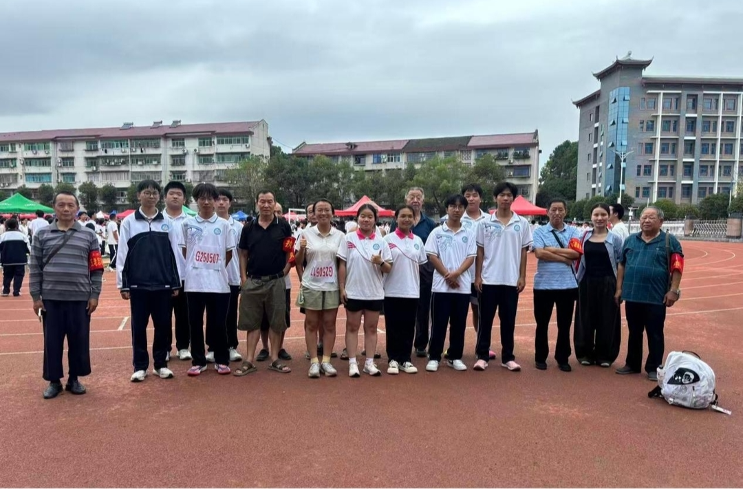 芷江一中“五老”志愿者助力校运会关爱结对学子