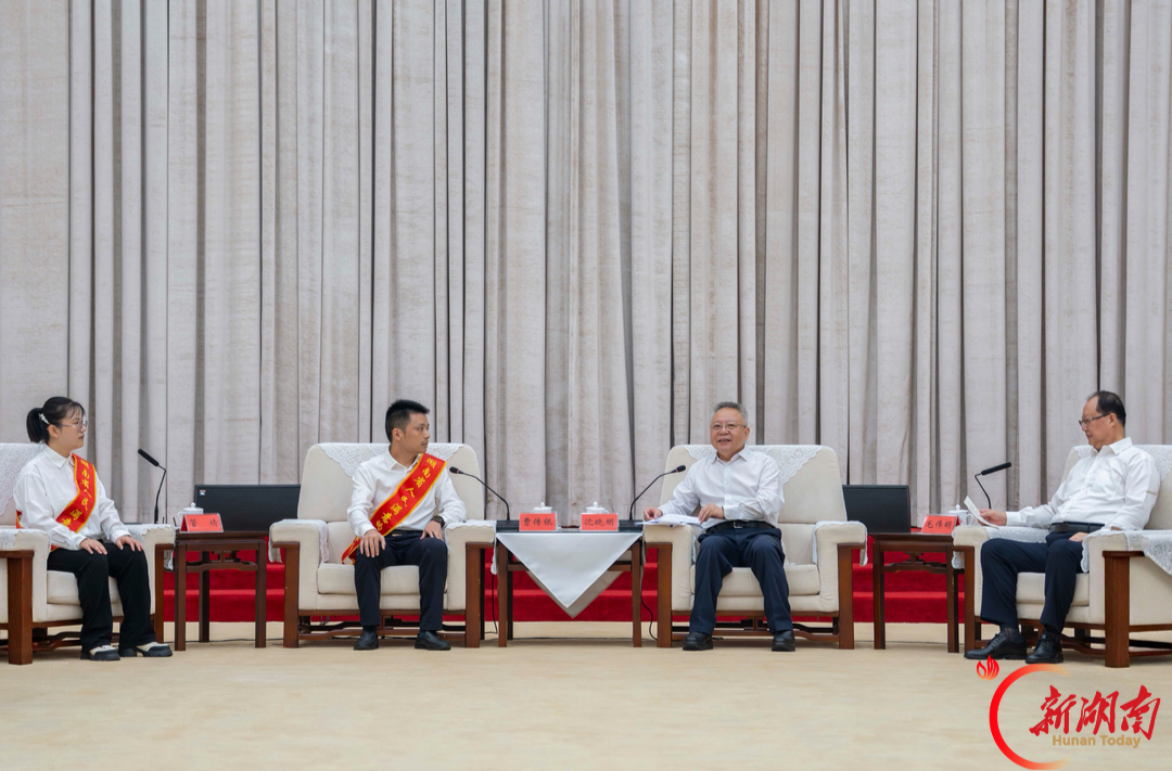 我省表彰第八届“人民满意的公务员”和“人民满意的公务员集体” 沈晓明毛伟明会见受表彰代表