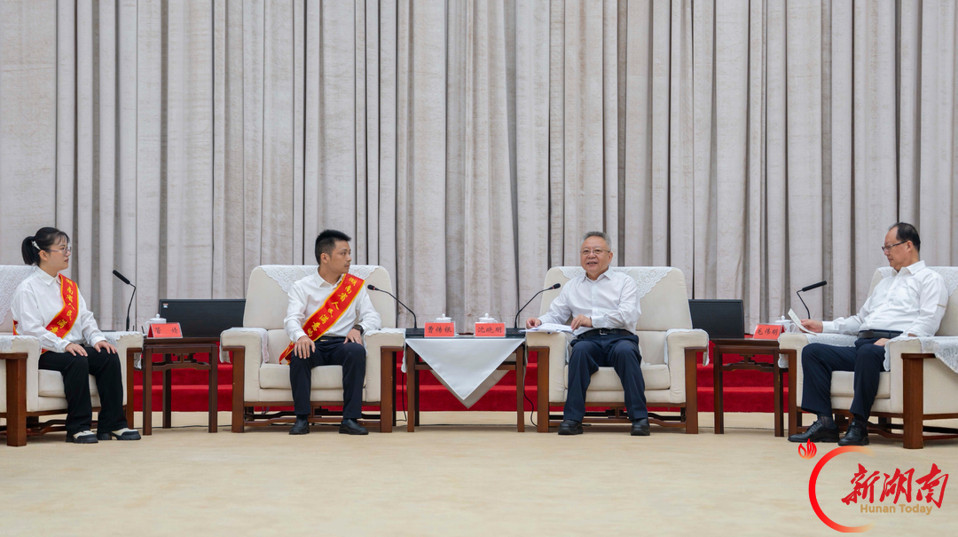 我省表彰第八届“人民满意的公务员”和“人民满意的公务员集体” 沈晓明毛伟明会见受表彰代表