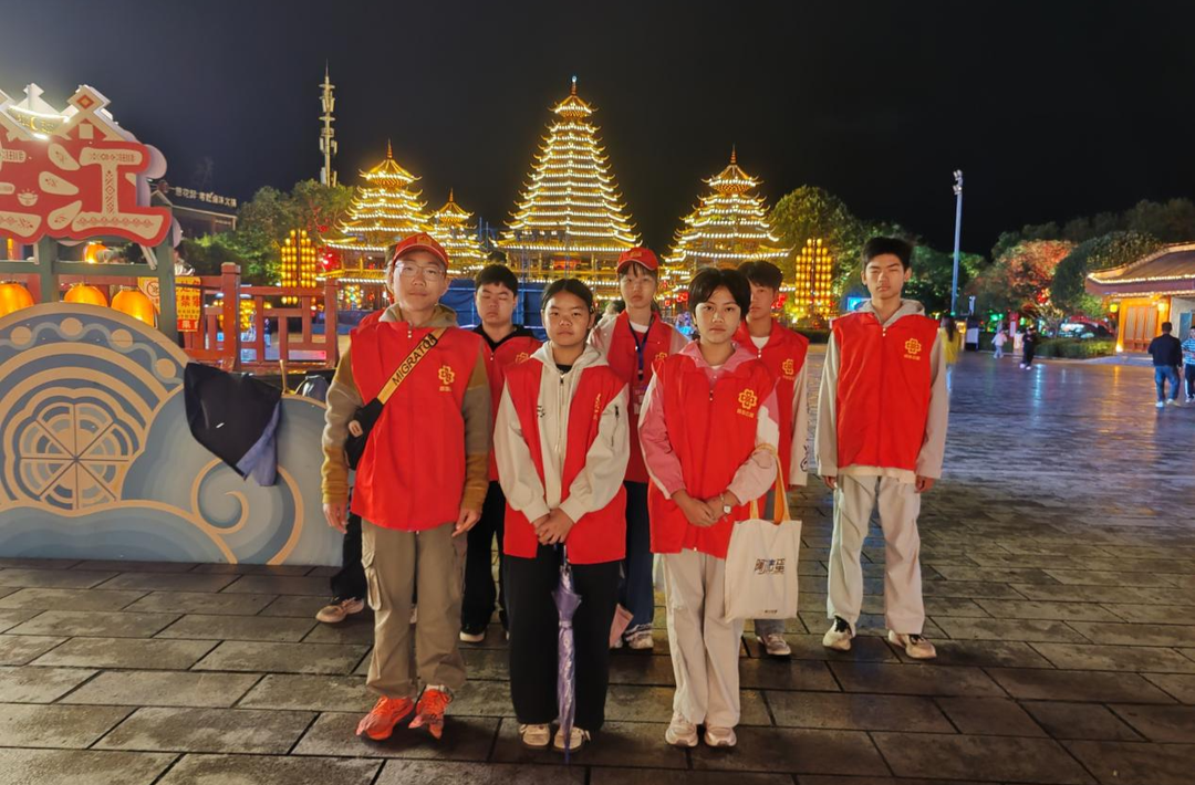 芷江雷锋青少年公益小天使开展夜间景区志愿服务