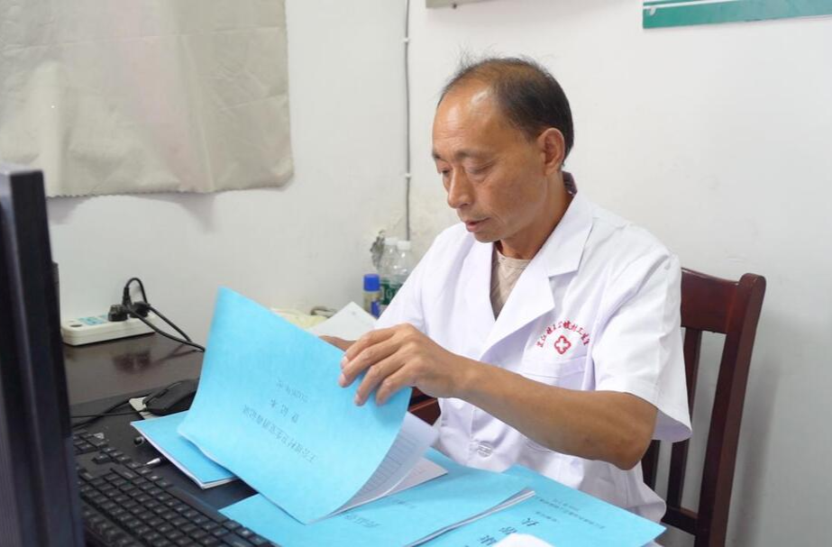摩托驮药箱 医者守山乡 村医宋先国三十年扎根山村护健康