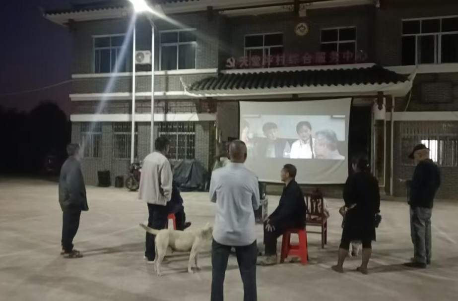 洞下场乡天堂坪村：放映红色电影 点亮乡村夜生活