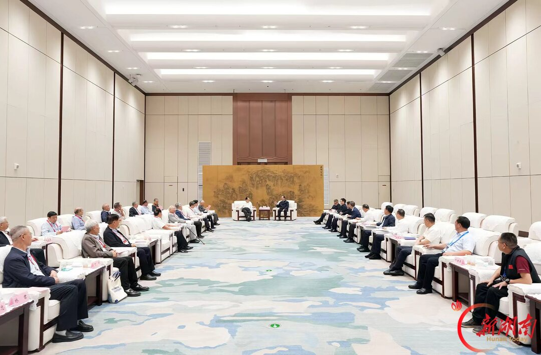 毛伟明与第十八届全国矿床会议嘉宾代表座谈
