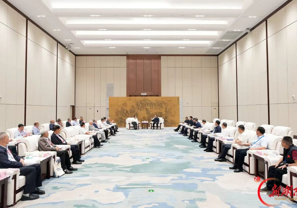 毛伟明与第十八届全国矿床会议嘉宾代表座谈