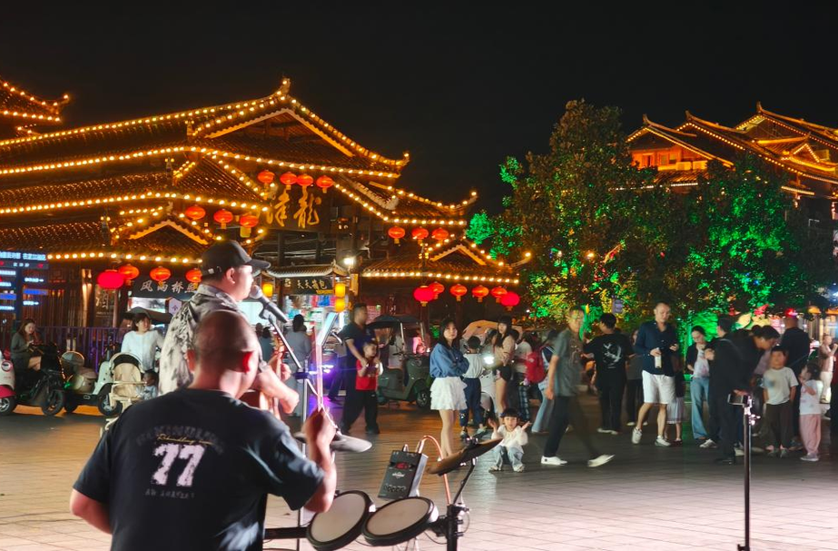喜迎县庆四十载 百姓舞台润侗乡 芷江常态化开展“周末百姓大舞台”群众文化展演