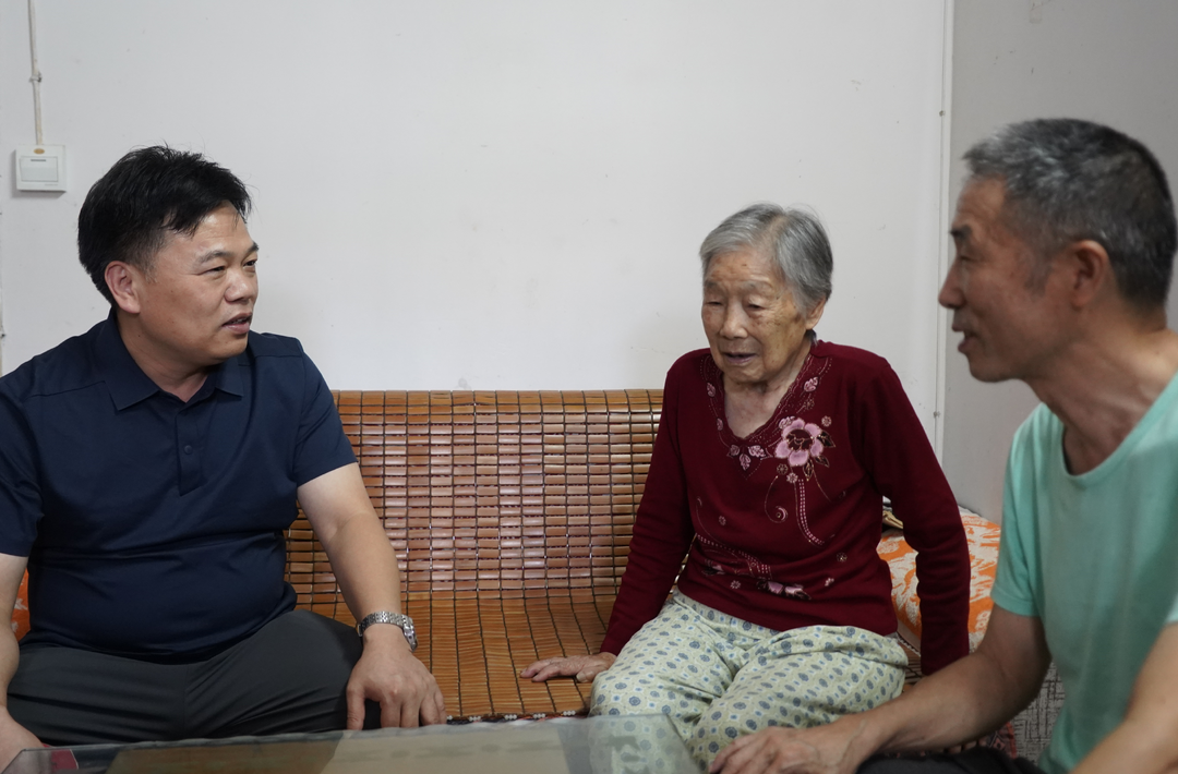 杨学锋开展重阳节走访慰问活动