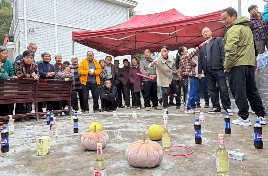 土桥镇：活鸡当奖品！洞下村这场重阳“土味”套圈乐翻全场