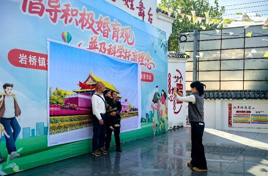 党建赋能暖桑榆情暖重阳聚民心 岩桥镇槐花园村开展重阳敬老主题活动