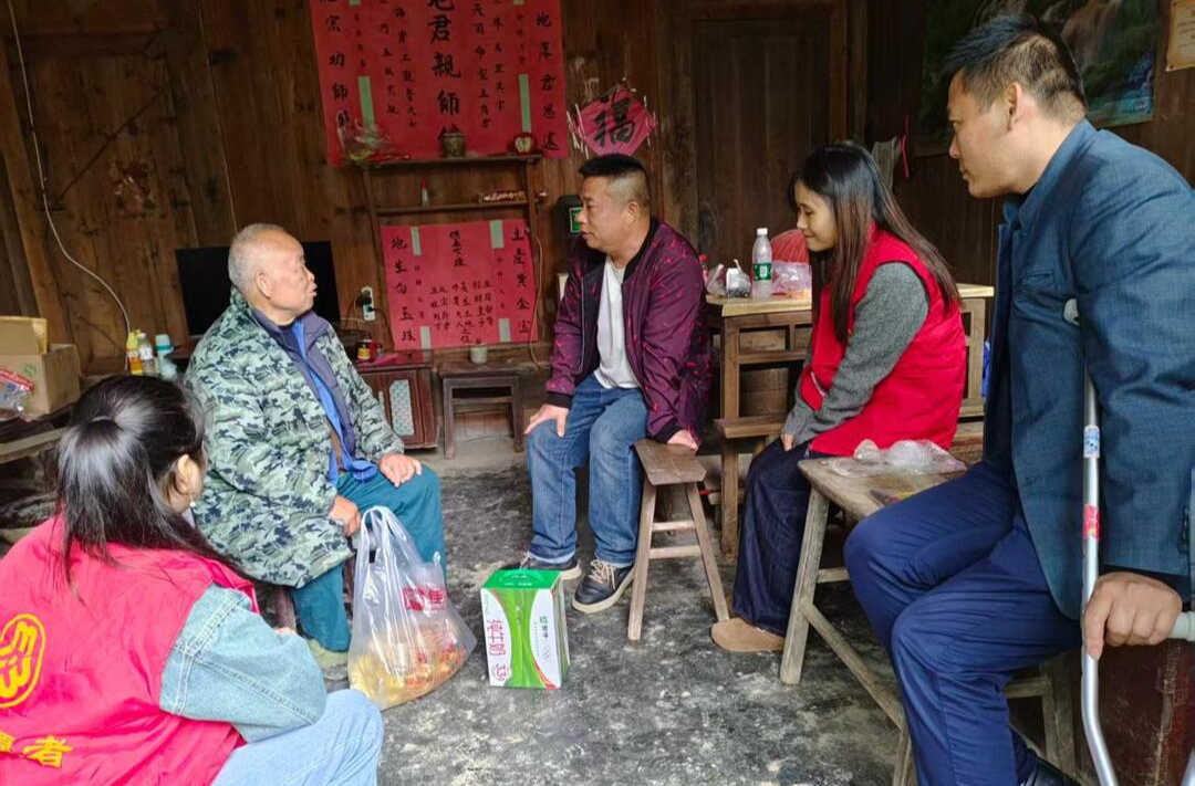 三道坑镇芷溪村开展重阳节走访慰问活动