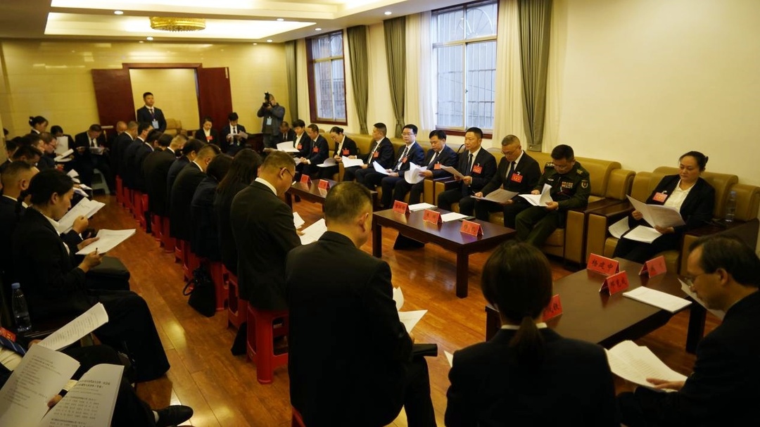 芷江侗族自治县第十届人民代表大会第一次会议主席团第一次会议召开
