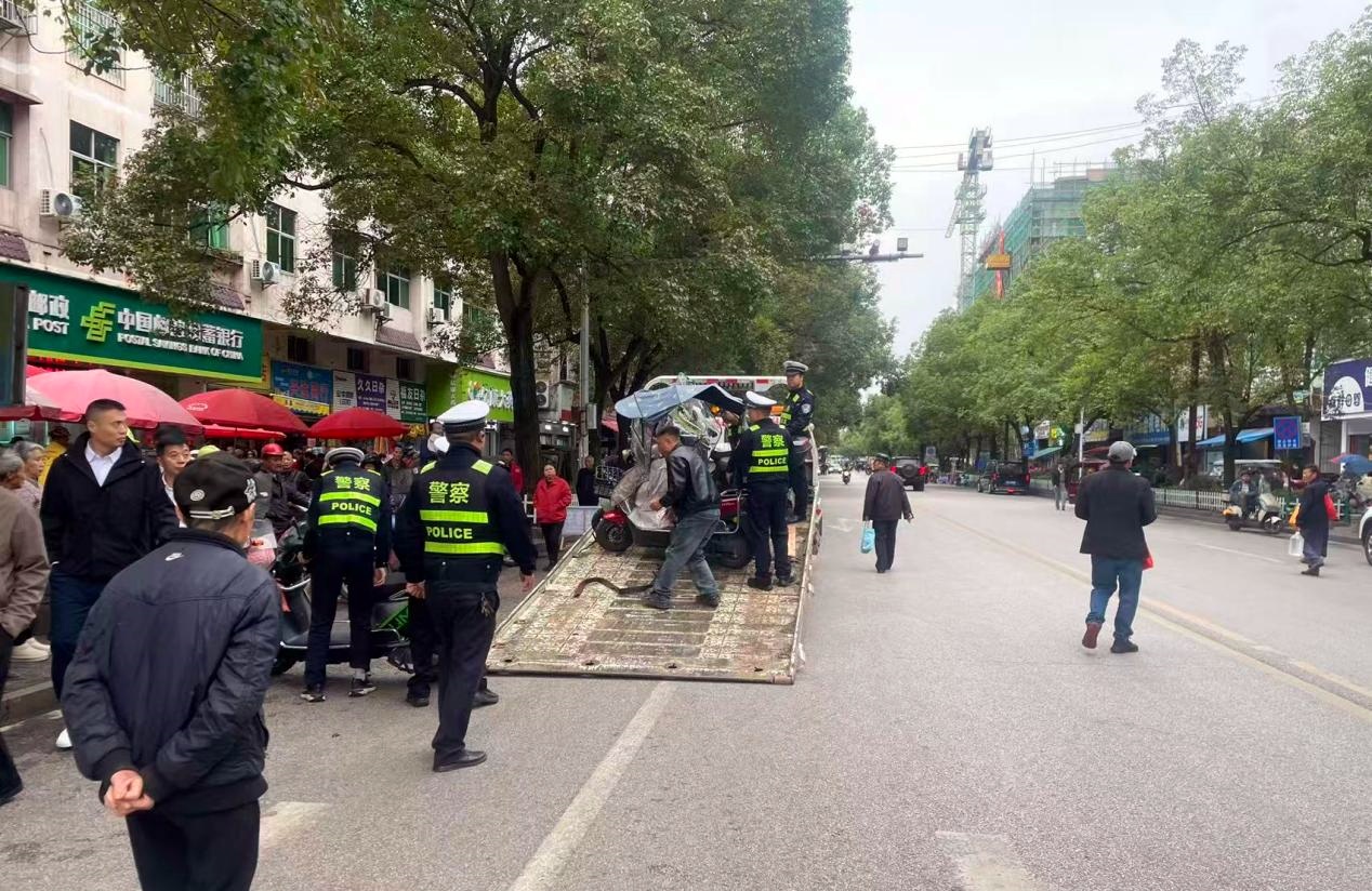 芷江交警整治河西农贸市场违停乱象 畅通民生出行路